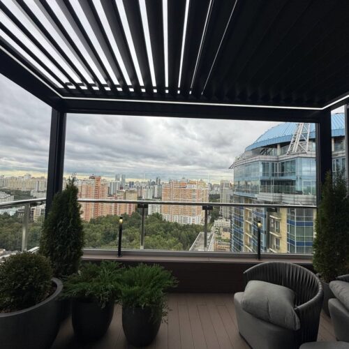 Алюминиевая пергола с поворотными ламелями и вертикальными zip маркизами. Завод производитель ABIE-Group.